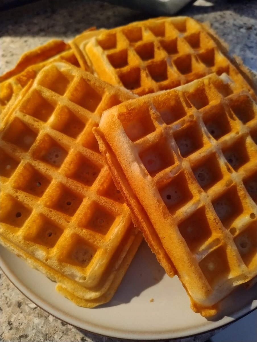 Finally got round to making some waffles from the ace @RegulaYsewijn book today. Blooming delicious