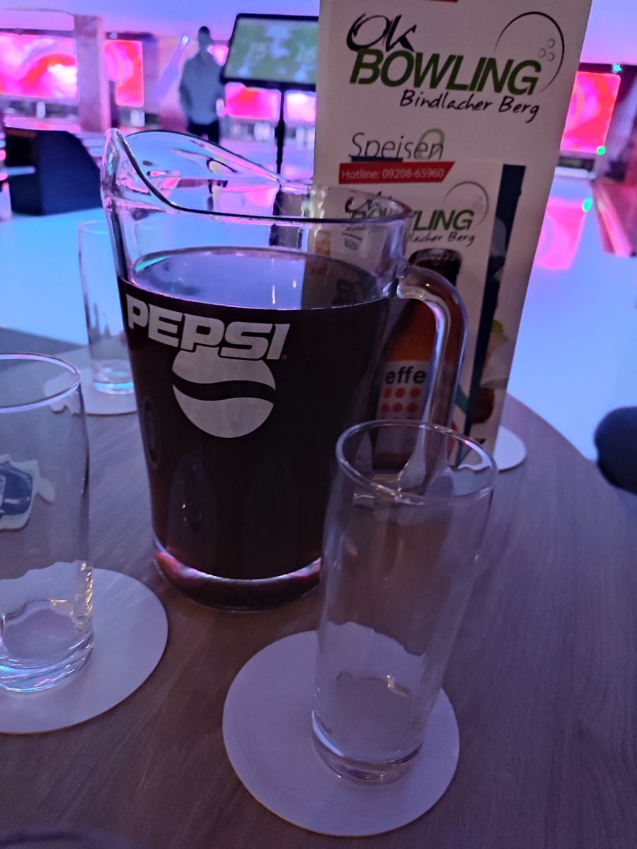 DarkNiick1's tweet photo. Heut mit den Jungs und der Freundin vom Großen bowlen gewesen.
War sehr angenehm, aber auch sehr laut 🙈
Gespielt wie die Meister...Nicht 😂 Egal Spaß hat's gemacht und das ist das wichtigste 🥰
#bindlach
#bowling https://t.co/7bYwzkD3jF