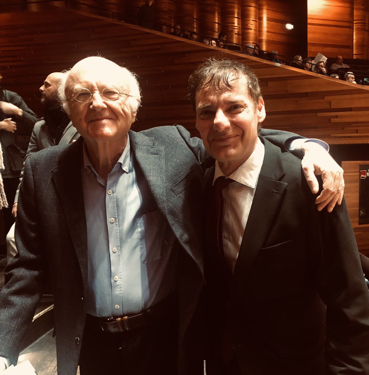Merci au Maestro et ami Vladimir Cosma qui a mes côtés m’a porté chance hier soir pour la création française de Dancefloor With Pulsing avec <a href="/CarolinaEyck/">Carolina Eyck</a> et l’<a href="/nationaldefce/">Orchestre National de France</a> sous la direction de Christian Mâcelaru : une version survoltée !