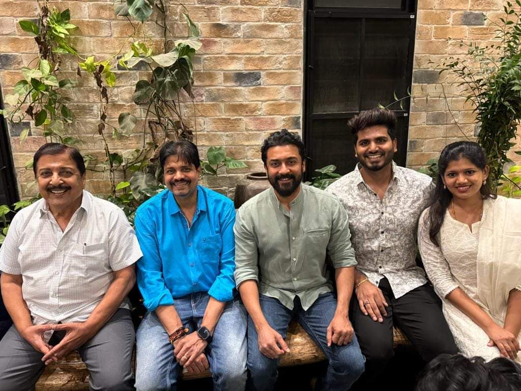 SuriyaFansClub's tweet photo. Exclusive pic of @Suriya_offl with our favourite director @anavenkat's family.

#Kanguva https://t.co/x0BLDWDQ26
