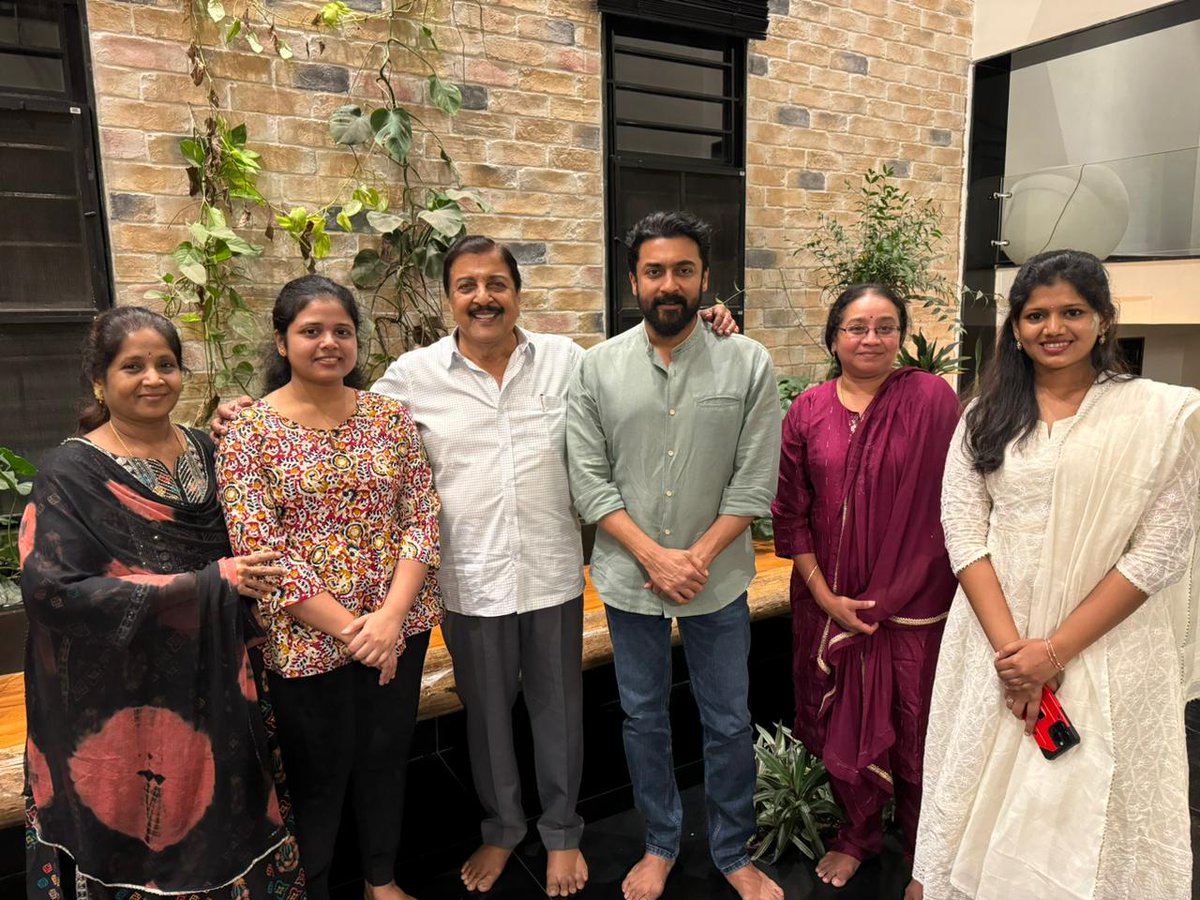 SuriyaFansClub's tweet photo. Exclusive pic of @Suriya_offl with our favourite director @anavenkat's family.

#Kanguva https://t.co/x0BLDWDQ26