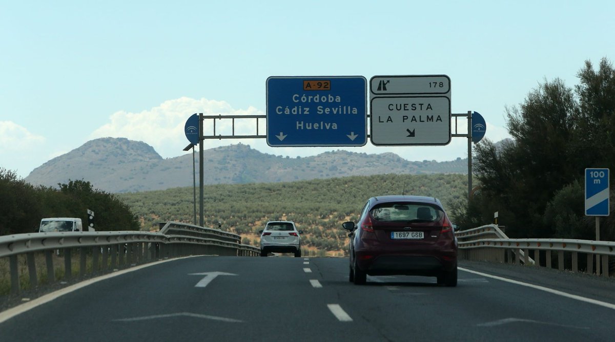 FomentoAND's tweet photo. 🚧 #Aviso‼👷♂️ Iniciamos obras de reparación de 36 km de la #A92 en la provincia de #Granada👇
📆 Este lunes comienzan las primeras afecciones 🔀 a la altura de Cuesta La Palma (#Loja), con reducción 🚘 del número de carriles
➕ℹ https://t.co/HjT8psgCWM ✅
#Masai #ReactEU 🇪🇺 https://t.co/qn5WZvDHyN