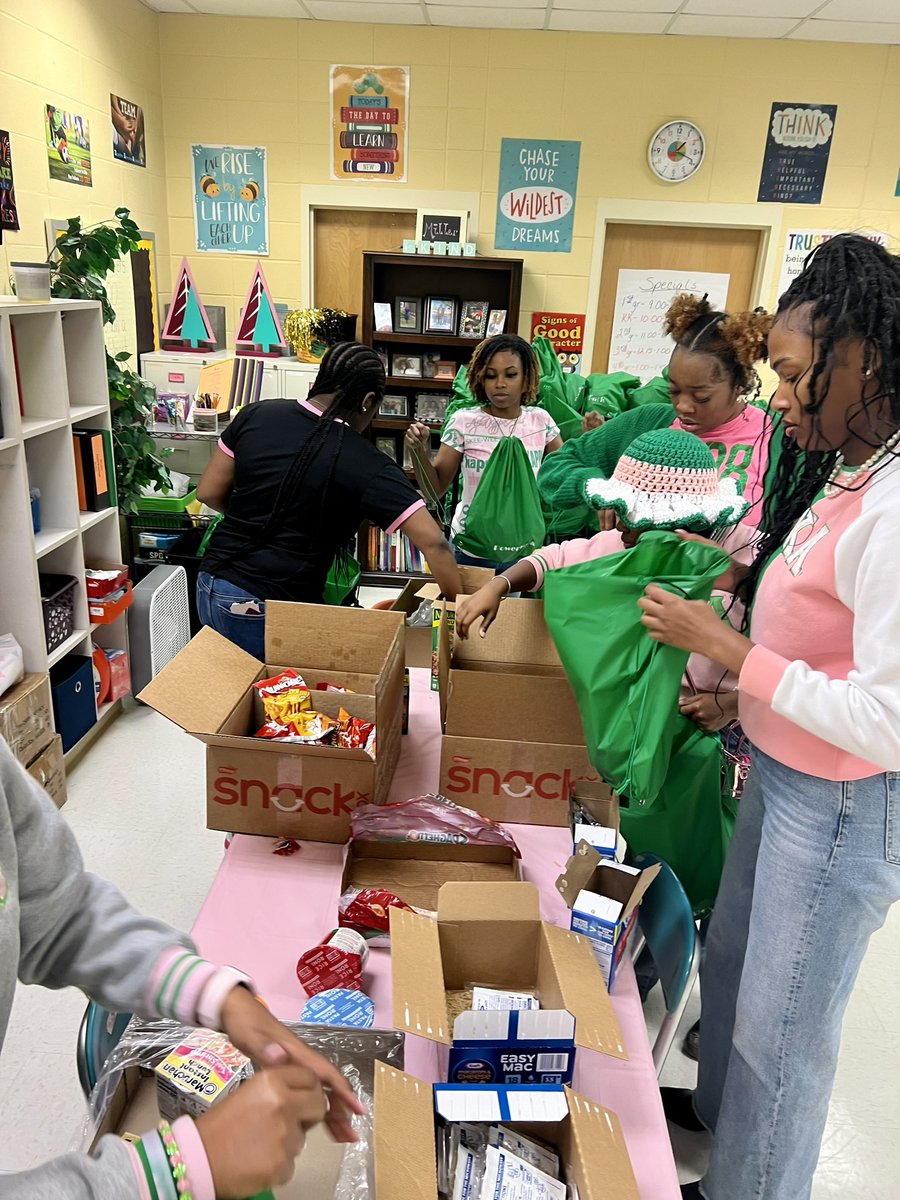 The ladies of the Alpha Beta and Gamma Pi Omega Chapters of Alpha Kappa Alpha Sorority, Incorporated®  collaborated to assemble and distribute Childhood Hunger Power Packs to students at Hunt Elementary School in Fort Valley, GA.
#AKA1908 #EmpowerOurFamilies #CHIPP #TuneInSAR