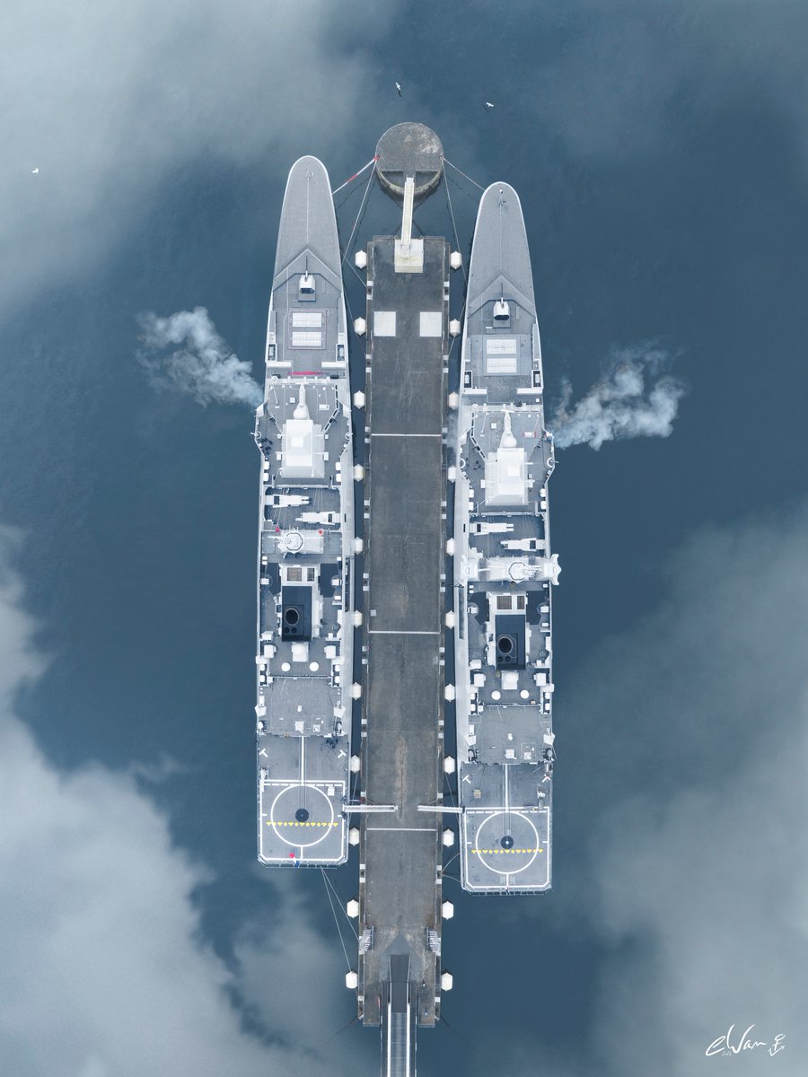 Base navale de #Brest au petit matin...

Les frégates de premier rang Aquitaine et Normandie à couple d'un ponton hors normes ! 

Magnifiques bateaux...

Retweet autorisé.

ewan-photo.fr ⚓️🇫🇷
<a href="/navalgroup/">Naval Group</a> #esid <a href="/MarineNationale/">Marine nationale</a> 
<a href="/cmarkea/">Crédit Mutuel Arkéa</a> #Fremm @BrestFr #Defense #marine