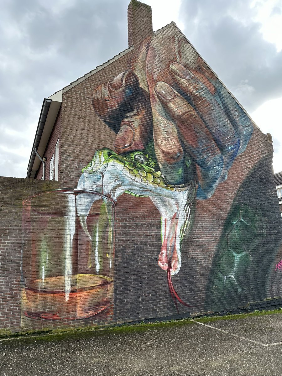 Dr_WoppieT's tweet photo. For some reason this piece of #StreetArt just hit me different. 

#cheers bottoms up and look the positive things of life. 

#RandomStreetArt https://t.co/oOuPBi5jH6