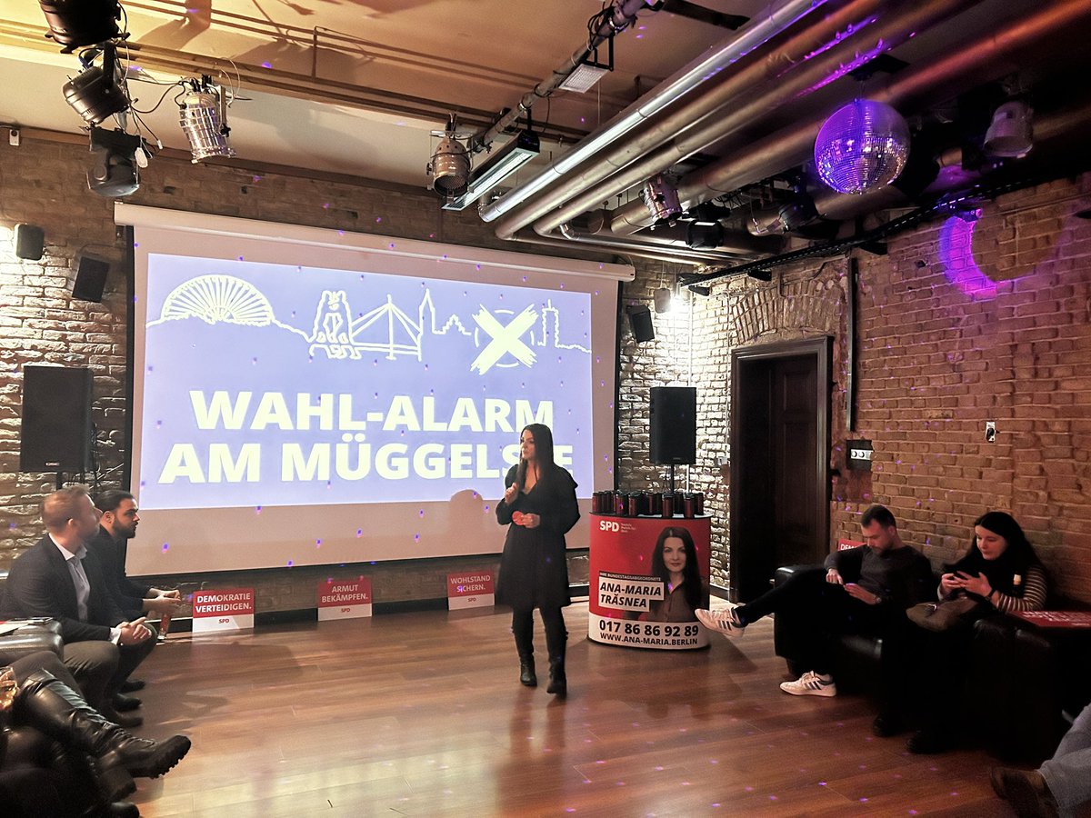 Wir starten in den Abend mit <a href="/amtrasnea/">Ana-Maria Trăsnea</a>. Natürlich in einem Jugendclub.