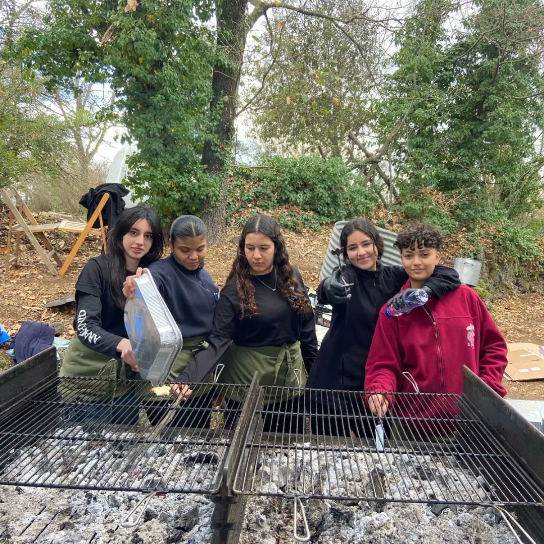 GarrotxaPtt's tweet photo. Avui una delegació d'alumnes del perfil d'Hoteleria del @GarrotxaPtt hem participat a la #Firadelfajol de #Batet de la Serra!
Hem pogut compartir el dia amb restauradors de la #cuinavolcànica i els veïns i veïnes de Batet, i hem estat cuinant el dinar i ajudant a l'organització! https://t.co/ECdMmwqgoe