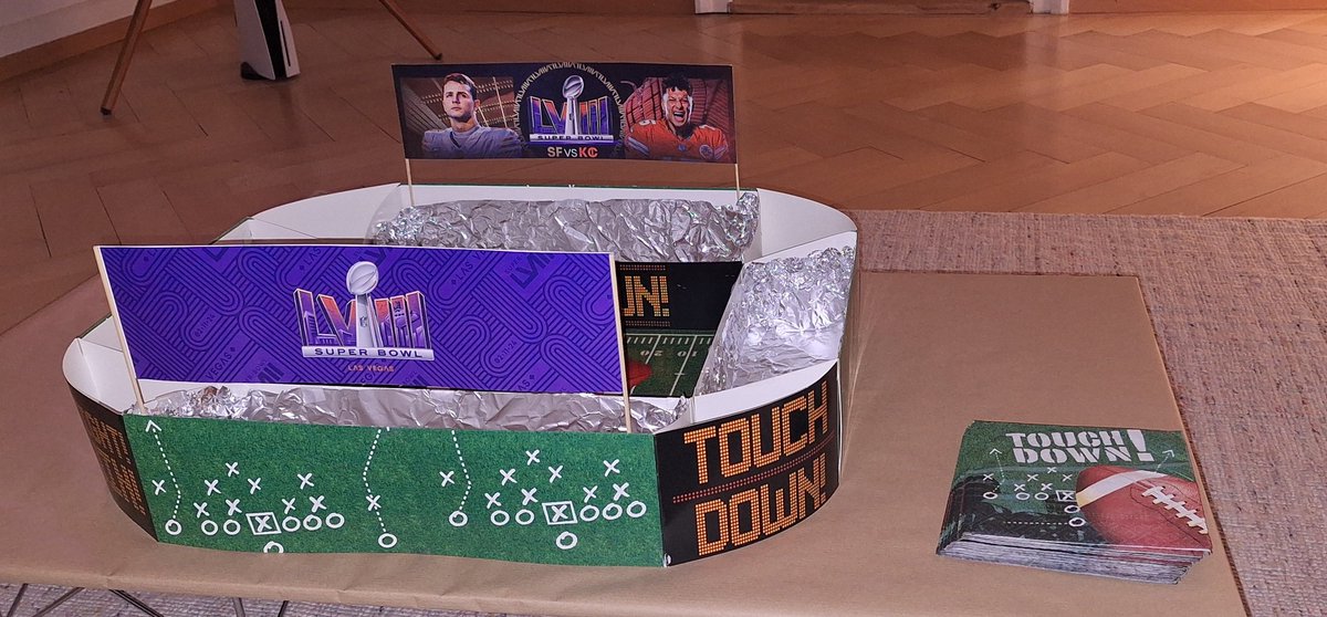 VroniRubin's tweet photo. work, work, work...
#SnackStadium #Superbowl https://t.co/ANUPutcxkk