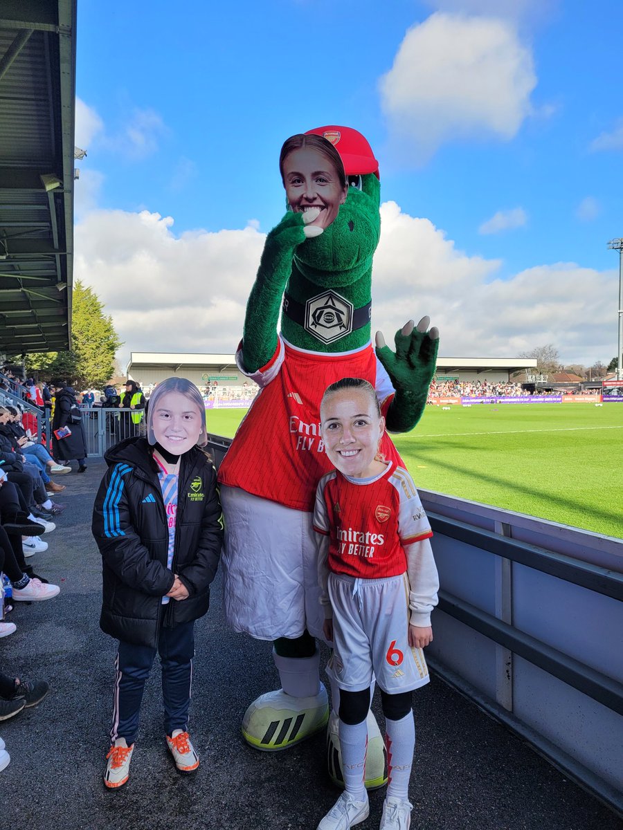 CWhiting21's tweet photo. Might not have been the result we wanted (or deserved!) for todays FA Cup game Arsenal vs Man City, but it's nice to see @leahwilliamson @bmeado9 @alessiarusso7 still smiling 😉❤️🤍⚽️ @ArsenalWFC @ArsenalWomenSC https://t.co/aHQaekD0Po