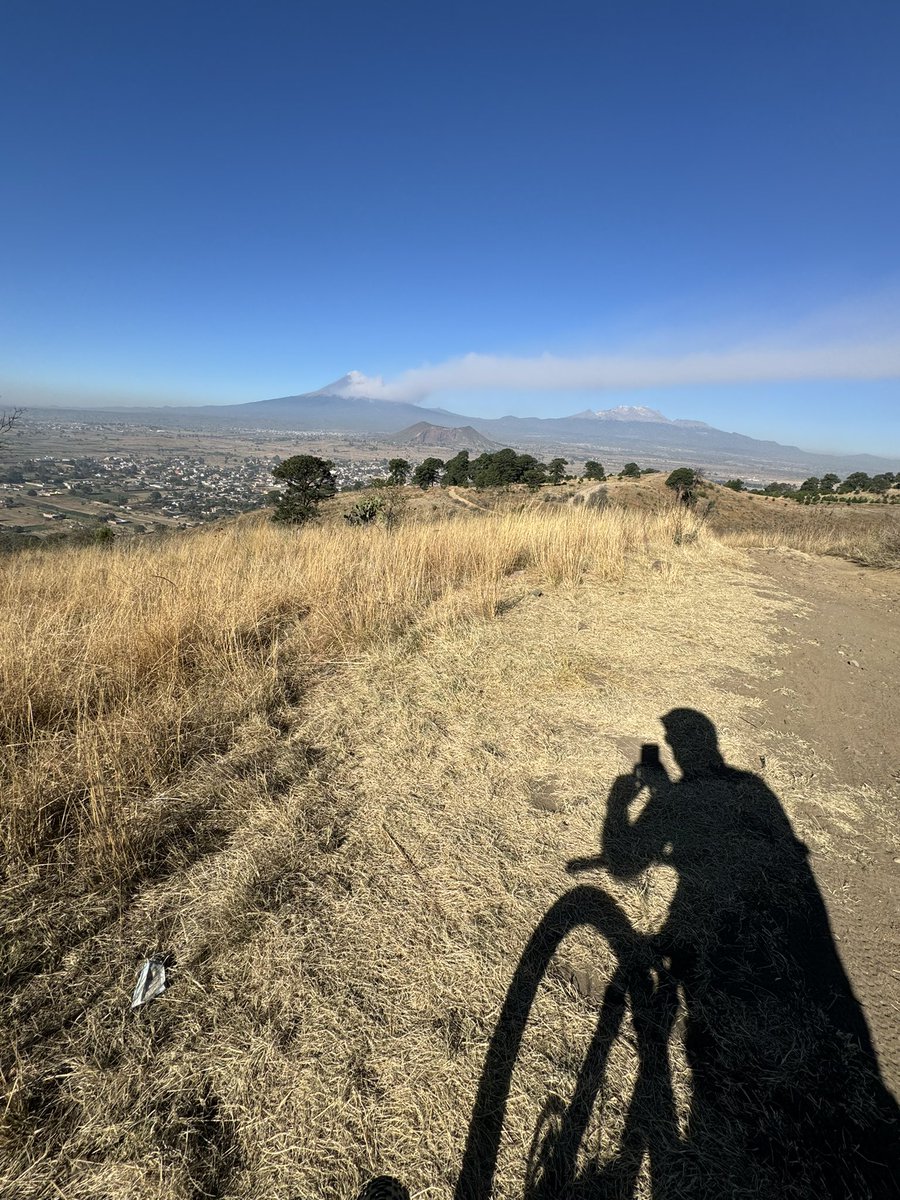 Cesarjl's tweet photo. En el cerro Zapotecas que desafortunadamente cada día tiene menos arboles. #cholula https://t.co/Md69dwKSzL