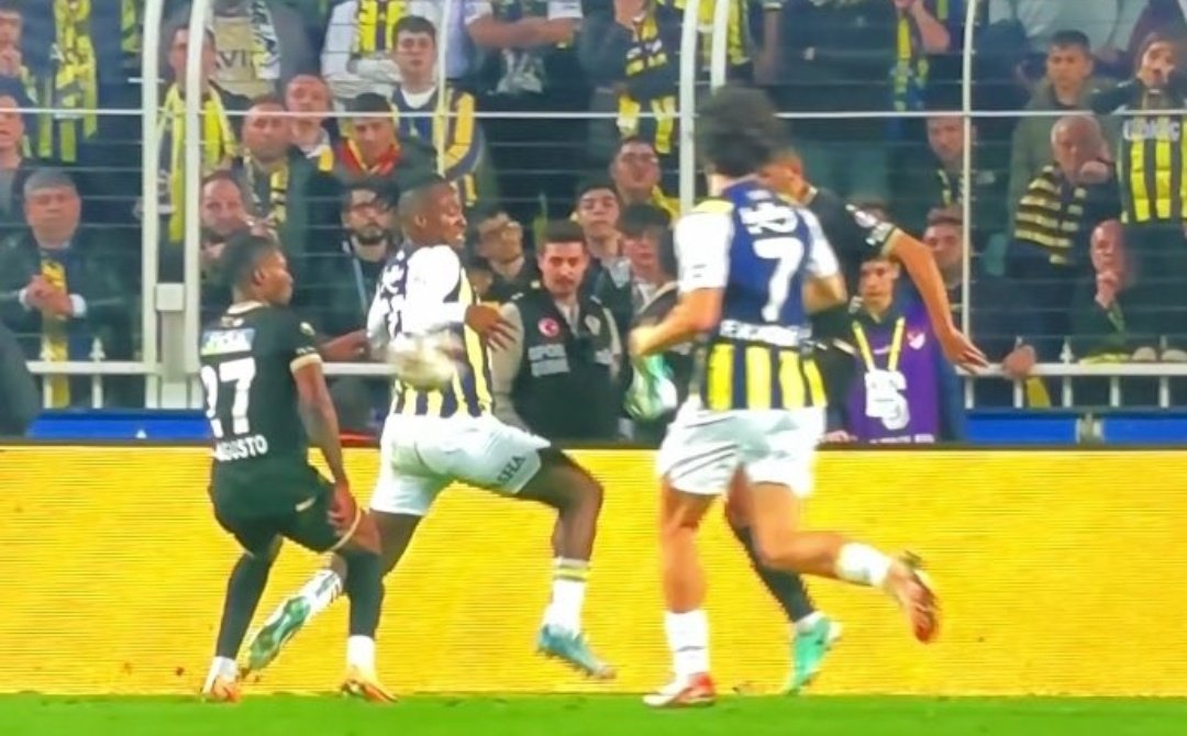 Top Batshuayi'nin eline çarpıyo kendi lehlerine penaltı bekliyolar kafayı yiycem WFJAWFWFFJJFJAJF
#KadıköydeKaraGece
