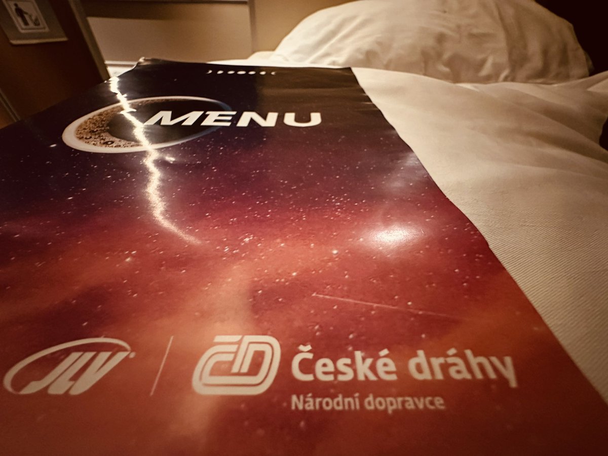 sibtrenck's tweet photo. 🇨🇭🚅🌜🛏️✨Endlich wieder unterwegs auf den Gleisen durch die Nacht im #CDNight Deluxe mit @ceskedrahy_ von #Praha nach #Zürich. Pünktlich, sauber, komfortabel, klimafreundlich und preislich tip & top! 🙂🙃🙂 #Nachtzug #NightTrain #LiegenStattFliegen #ZugStattFlug #EuropeTravel #EuropeByRail #ÖVlive