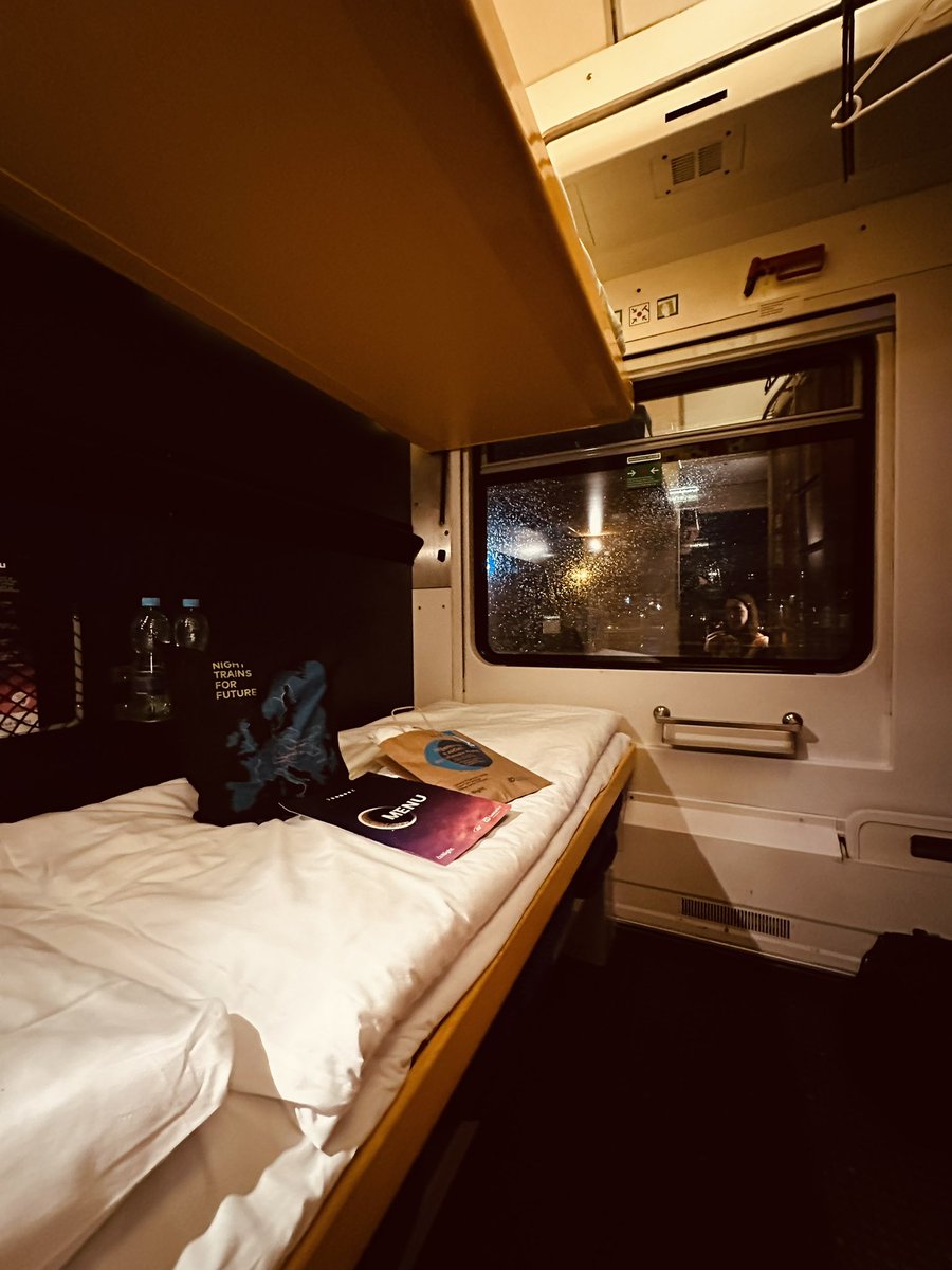 sibtrenck's tweet photo. 🇨🇭🚅🌜🛏️✨Endlich wieder unterwegs auf den Gleisen durch die Nacht im #CDNight Deluxe mit @ceskedrahy_ von #Praha nach #Zürich. Pünktlich, sauber, komfortabel, klimafreundlich und preislich tip & top! 🙂🙃🙂 #Nachtzug #NightTrain #LiegenStattFliegen #ZugStattFlug #EuropeTravel #EuropeByRail #ÖVlive