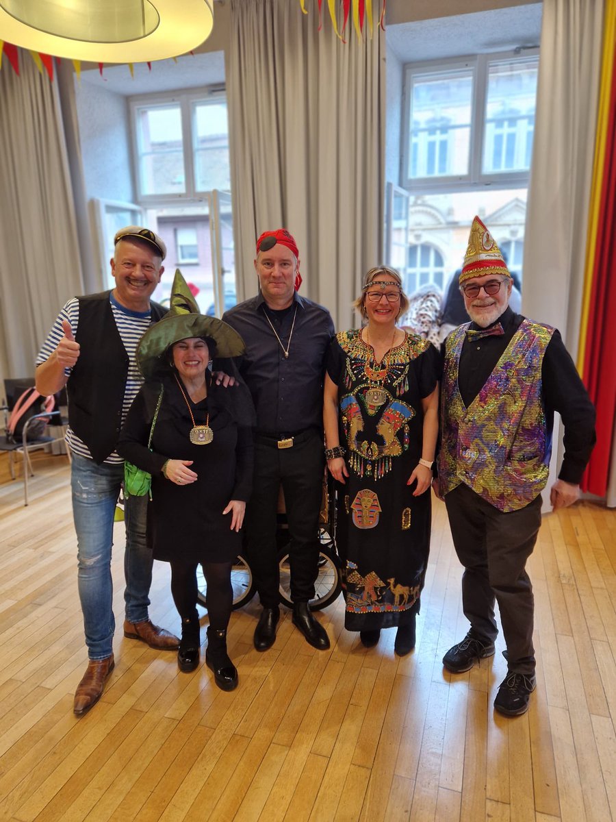 sven_maier's tweet photo. Ein dreifach-kräftiges: Durlach Helau! Aue Helau! Durlacher Rathaus Helau! Mit meinen Stadtratskolleginnen und Kollegen der @cdufraktionKA #fastacht #helau #durlach #aue #rathausbalkon #ratssaal https://t.co/IrwX68r4DY