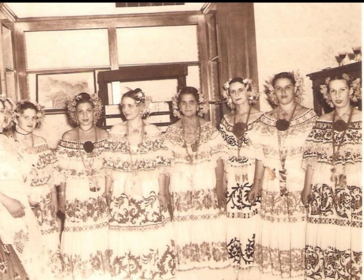 E_Zarak's tweet photo. En los Carnavales Nacionales de 1941 el Dr Arnulfo Arias siendo presidente junto con los altos funcionarios de su gobierno, celebraron por primera vez vestidos con polleras y montunos típicos a fin de resaltar nuestra cultura y su Doctrina ⁦@panamenistas⁩ nacionalista🟥🟨🟪 https://t.co/tkJknM1iql