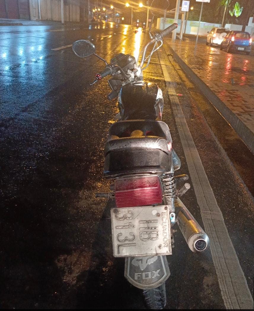 GoberElOro's tweet photo. En el cantón #Pasaje, durante operativo antidelincuencial, la @PoliciaEcuador aprehendió al ciudadano Sebastian B, por el presunto delito de receptacion. Se recuperó una motocicleta reportada como robada.
#JuntosContraElTerrorismo
#FeriadoSeguro

@DanielNoboaOk 
@jimmyblacio_ec https://t.co/U3xoIoJTKl
