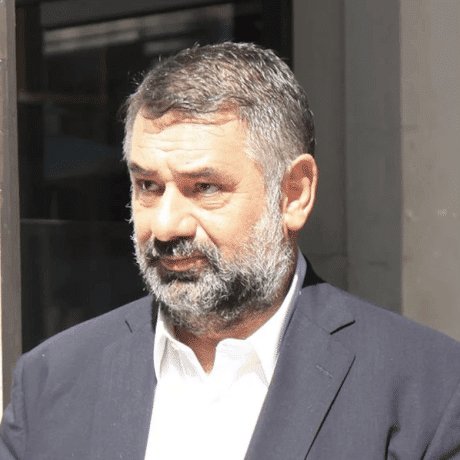 AretiAthanasiu's tweet photo. Η ΠΟΛΥ ΜΕΓΑΛΗ ΙΣΤΟΡΙΑ ΤΩΝ ΑΝΑΚΡΙΤΩΝ ΔΙΑΦΘΟΡΑΣ ΠΕΙΡΑΙΑ ΓΙΑ ΤΟ ΝΟΟR1 ... ΣΕ ΛΙΓΕΣ ΛΕΞΕΙΣ.
Ο Ανακριτής Διαφθοράς Πειραιά  Ελευθέριος Καλτάκης, ήταν ο τέταρτος κατά σειρά ανακριτής που ανέλαβε τον Νοέμβρη του 2021 να ερευνήσει την εμπλοκή ή μη του εφοπλιστή Βαγγέλη Μαρινάκη και συνεργατών του στην περίφημη υπόθεση μεταφοράς των 2,1 τόνων ηρωίνης με το πλοίο του «Noor 1».
Προηγήθηκαν:
🔥Η ανακρίτρια Ευαγγελία Αφουξενίδου που μετατέθηκε από τον Πειραιά στην Αθήνα.
🔥Η ανακρίτρια  Καλλιόπη Μάντακα που παραιτήθηκε από το δικαστικό σώμα και μετανάστευσε στις Ηνωμένες Πολιτείες.
 🔥Ο ανακριτής Ιωάννης Πετρόπουλος που ζήτησε μετάθεση και πήγε στην Χαλκίδα, αλλά πριν φύγει πρότεινε να μπει η δικογραφία στο αρχείο.

Η δικογραφία δεν μπήκε τότε στο Αρχείο γιατί ο Εισαγγελέας Εφετών Οδυσσέας Τσορμπατζόγλου και το αρμόδιο Συμβούλιο Πλημμελειοδικών Πειραιά ζήτησαν να συνεχιστεί η έρευνα για να διαπιστωθεί για ποιο λόγο περισσότερα από 20 εκατομμύρια δολάρια κατέληξαν στον Ευθύμιο Γιαννουσάκη, που είχε καταδικαστεί σε 18 έτη κάθειρξη για τη μεταφορά των ναρκωτικών από την αμερικανική εταιρεία Maritime Capital Management Partners LLC και εταιρείες συμφερόντων του Βαγγέλη Μαρινάκη και συνεργατών του.

Τριάμιση χρόνια αφού ανέλαβε την έρευνα ο Ελευθέριος Καλπάκης και έξη χρόνια αφού ξεκίνησε- τον Μάρτη του 2018- ολοκληρώθηκε η ανάκριση για την πολύκροτη υπόθεση του πλοίου «Noor1» και ο ανακριτής έκλεισε με τυπικές κλήσεις την δικογραφία  καθώς «δεν προέκυψαν στοιχεία σε βάρος των κατηγορουμένων». 

Στο διάστημα των 6 χρόνων, 12 βασικοί μάρτυρες για το «Noor1» πέθαναν σε διάφορα ατυχήματα ή από «φυσιολογικά» αίτια, σε τρεις διαφορετικές ηπείρους-μέχρι που δεν υπήρχε πλέον εν ζωή μάρτυρας.

Ο 12ος μάρτυρας ήταν ο 62χρονος Αιμίλιος Κοτσώνης, πρώην στέλεχος της ΠΑΕ Ολυμπιακός που πέθανε από  ανακοπή.

0 11ος μάρτυρας ήταν ο μεσεγγυούχος του πλοίου «Noor 1» Γιώργος Αντωνάτος, που είχε καταγγείλει πως «έκαναν φτερά» στοιχεία που είχε προσκομίσει στις Αρχές  ενώ είχε εκφράσει φόβους για τη ζωή του, λίγες ημέρες μετά τον περίεργο θάνατο στο Ντουμπάι του επίσης μάρτυρα Βασίλη Γεωργιάδη.

Tα πειστήρια αυτά δεν τα είχαν εντοπίσει οι λιμενικοί κατά την αυτοψία στο ναρκόπλοιο, τον Ιούνιο του 2014, και ήταν… εξαφανισμένα επί 5,5 χρόνια! 
Τα βρήκε ο Αντωνάτος στις 6 Ιανουαρίου 2020, μέσα σε μία τρύπα στη γέφυρα του «Noor 1», όταν το πλοίο παρουσίασε κλίση 42 μοιρών στον κόλπο της Ελευσίνας που ήταν δεμένο.

Αξιωματικοί του Λιμενικού Σώματος παρέλαβαν το δορυφορικό τηλέφωνο του πλοίου, ένα αχρησιμοποίητο δορυφορικό τηλέφωνο, κάρτες SIM και σημειώσεις στα αγγλικά, που ήταν μέσα σε σακούλα, σε κρύπτη στη γέφυρα του πλοίου.

Ο 10ς μάρτυρας ήταν ο επιχειρηματίας Βασίλης Γεωργιάδης και βρέθηκε νεκρός σε διαμέρισμα στο Ντουμπάι, το φθινόπωρο του 2021 και ζητούσε μάταια επί τρία χρόνια να καταθέσει αλλά ο τότε ανακριτής Πετρόπουλος αρνήθηκε, όπως ο ίδιος ο Γεωργιάδης είχε καταγγείλει («Αυγή», 1.11.2020). 
 
Οι υπόλοιποι νεκροί μάρτυρες του «Noor 1»:
● Στις 26/9/2014, τρεις μήνες μετά τις συλλήψεις στην Ελλάδα, δολοφονούνται στο προάστιο Τσεκμετζέ της Κωνσταντινούπολης η κόρη του διαβόητου εγκληματία Σερίφι Ζιντάστι (καταζητούμενος σήμερα) και ο 23χρονος οδηγός της.

● Στις 26/12/2014 δολοφονούνται στο ίδιο προάστιο της Κωνσταντινούπολης δύο νεαροί Τούρκοι, ο Χατζή Οσμάν Σεζέν και ο Χιχμέτ Αχτεμάρ που ο Ζιντάστι θεωρούσε δολοφόνους της κόρης του.

● Τον Μάρτιο του 2015 δολοφονείται με πυροβόλο όπλο στην Κωνσταντινούπολη ο 48χρονος Ιρανός Αχμέντ Σαχίντ, διαβαθμισμένο μέλος της εγκληματικής οργάνωσης και στενός συνεργάτης του Ζιντάστι.

● Στις 21/7/2015 ο 41χρονος Τούρκος συλληφθείς Σερχάν Μπασκάλ πεθαίνει ξαφνικά κατά τη μεταφορά του με ασθενοφόρο στον Ερυθρό Σταυρό. 

● Στις 15/4/2016 πεθαίνει στο Τζάνειο Νοσοκομείο από έμφραγμα ο 32χρονος Ινδός μηχανικός του πλοίου, Σριβάσταβα Κουμάρ. Ηταν αποφυλακισμένος και έμενε προσωρινά στο Αστυνομικό Κρατητήριο Δραπετσώνας λόγω φτώχειας.

● Στις 21/6/2018 σκοτώνεται σε περίεργο τροχαίο δυστύχημα στο Οντάριο του Καναδά ο 46χρονος επιχειρηματίας Κωνσταντίνος Καζινάκης (εταιρεία Fairwinds) που είχε καταθέσει προανακριτικά στις αρχές για την υπόθεση ως μάρτυρας, αλλά δεν είχε εμφανιστεί στη χώρα για να καταθέσει. 

Στο ίδιο δυστύχημα σκοτώθηκε και ένας 32χρονος Καναδός, αδελφός του πρώην υπουργού Μεταφορών του Οντάριο.