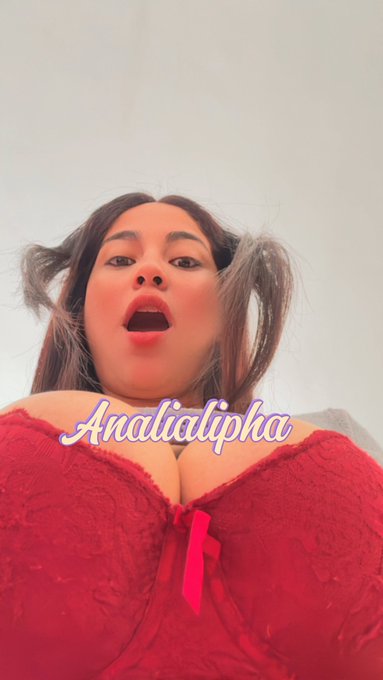 3 pic. Mi amor ve a ver el video donde me unto aceite en todo mi cuerpo sólo por onlyfans ????? https://t