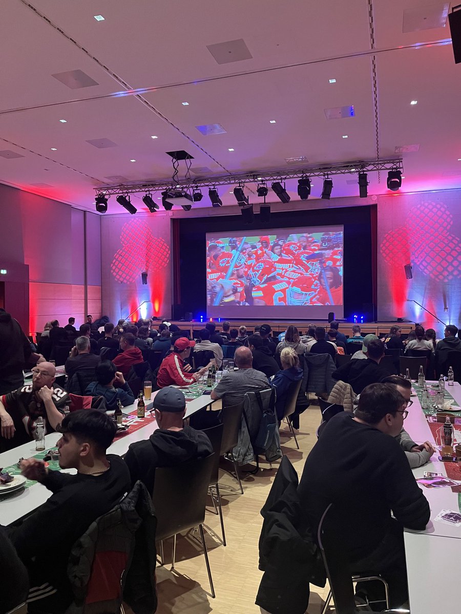 Pyr099's tweet photo. Super Bowl Party im Bürgersaal der Stadt Tamm! Über 200 Leute freuen sich auf ein spannendes Spiel! #SuperBowl2024 #rtlnfl https://t.co/8v2M2Eyeee