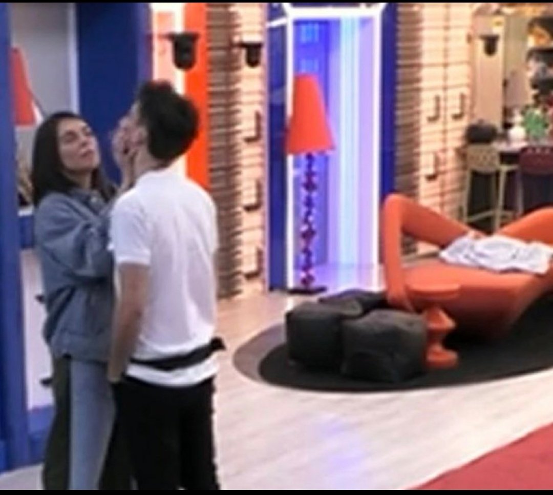 Fabiola63445821's tweet photo. greta che mette le mani al collo a garibaldi ma tranquilli non verrà messa sotto processo perché non è  beatrice 
#grandefratello https://t.co/HIN204CO5A