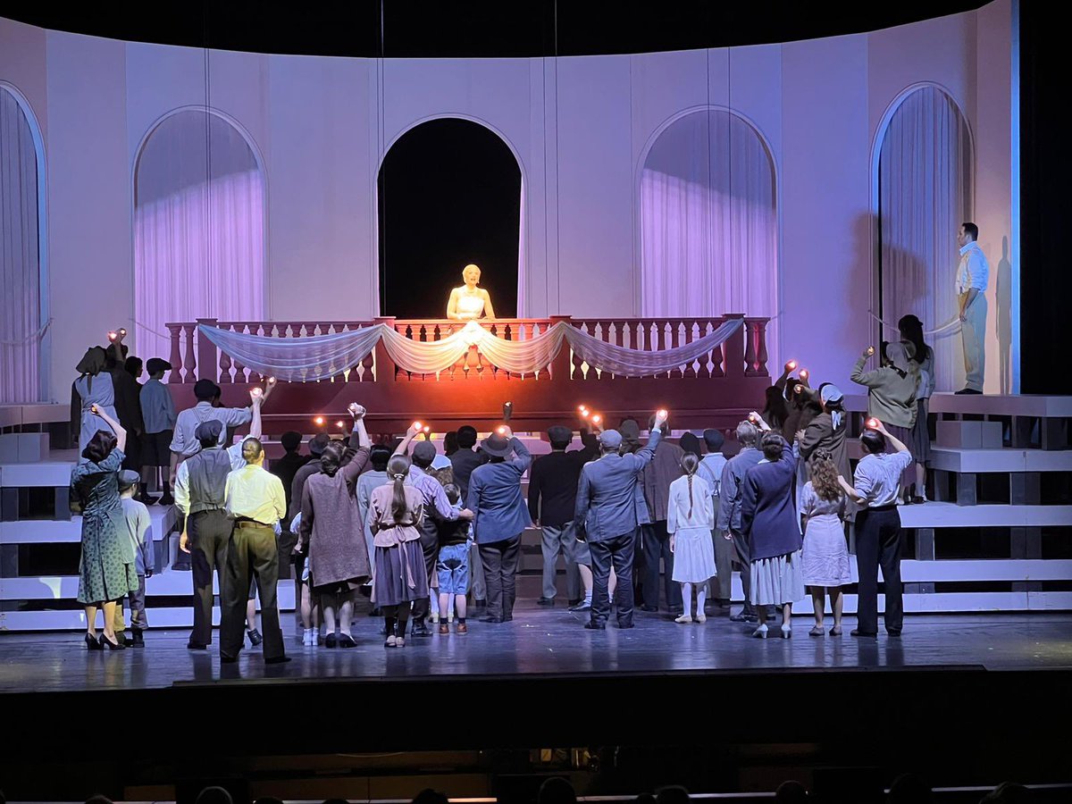 CoraLandshuter's tweet photo. #Theatertime @TheaterMagdebur #Evita #Dontcryformeargentina https://t.co/sAqC3dglPr