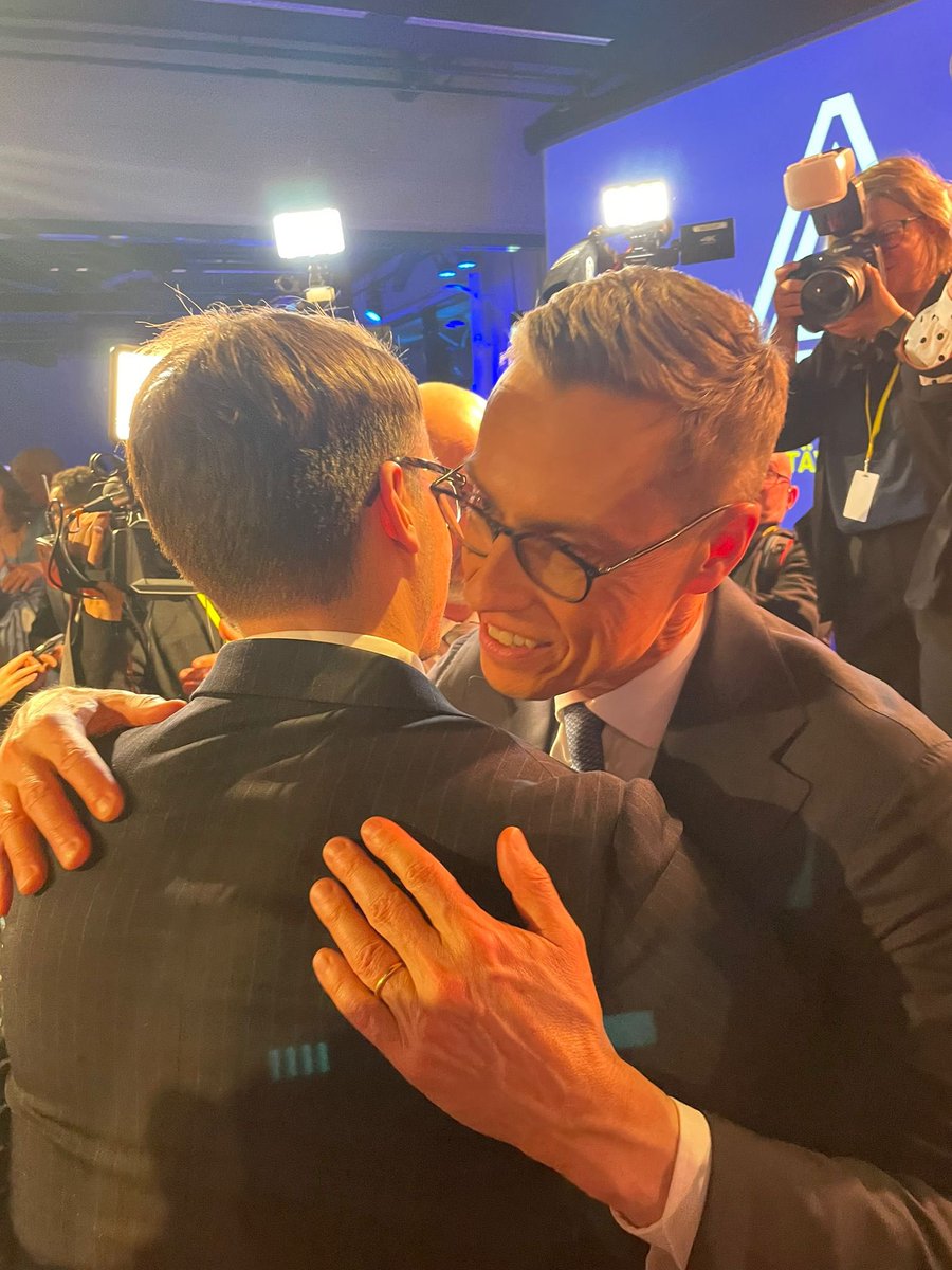 Grattis, onnea @alexstubb . Suomi saa hienon presidentin. Illan koskettavin hetki oli Alexin vierailu @Haavisto ’n vaalivalvojaisissa. Siinä kiteyty suomalainen demokratia hienoimmillaan. Arvostan. 🇫🇮 #presidentinvaalit #yksijoukkue