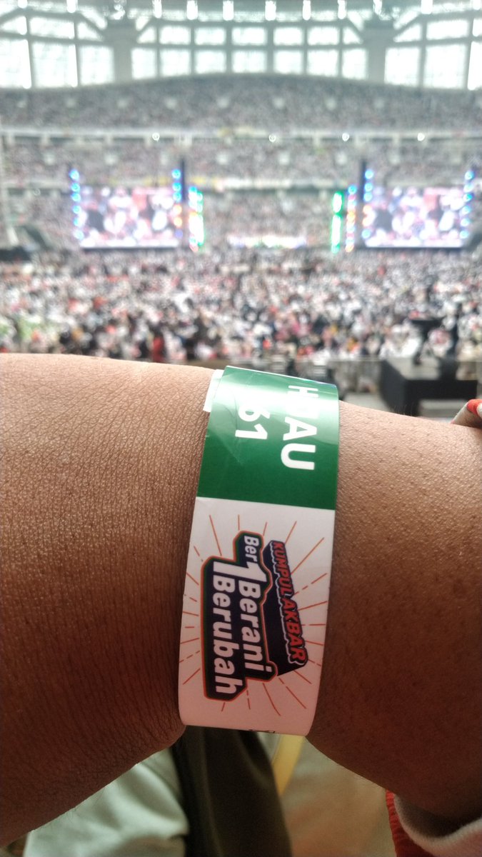 #KampanyeAkbarAMIN #AMINAjaDulu Jakarta International Stadium, Sabtu 10 Februari 2024 Punya tiket online (yg akhirnya gak kepake), dipintu JIS dapat gelang hijau (sempat ke pintu hijau tapi diarahkan ke pintu lain) eh bisa masuk dan akhirnya dapat duduk di tribun biru bawah