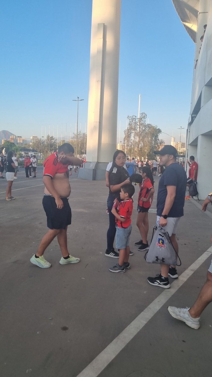 morales13x's tweet photo. Quieren a los pacos en el estadio y lo primero que hacen es tirar gas pimienta a la gente ... las medidas para sacar a los flaites del estadio deben ser otras @EdsonFiv @dalealbo @Roidrigo https://t.co/J9B3x4GvDd