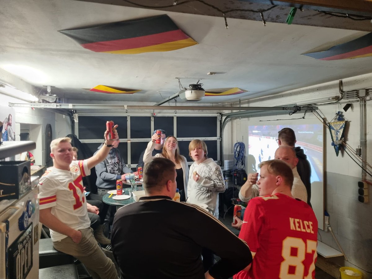 He03Noel's tweet photo. Auf eine schöne Nacht #rtlnfl https://t.co/BdycAC6uyo