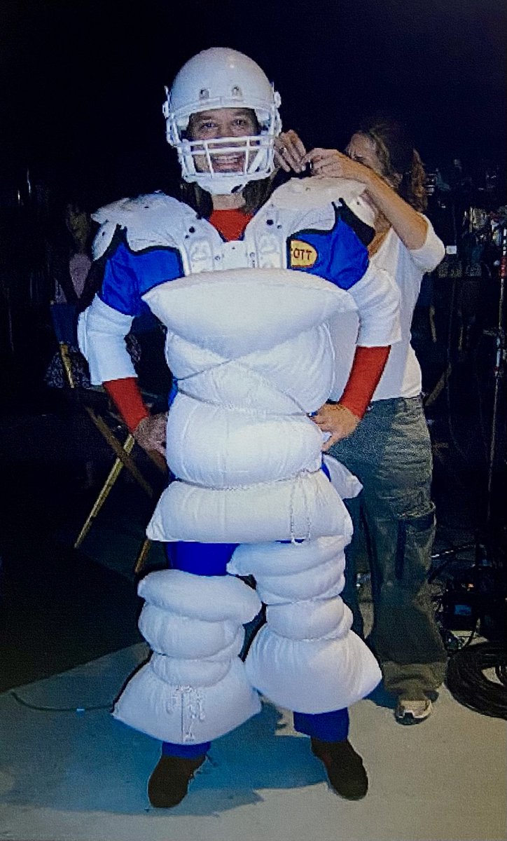 iMovers's tweet photo. Mover Scott decided to play in the Super Bowl this year. He’s getting ready.
#SuperBowl #haveaball #imaginationmovers https://t.co/mYUlGRhGsn