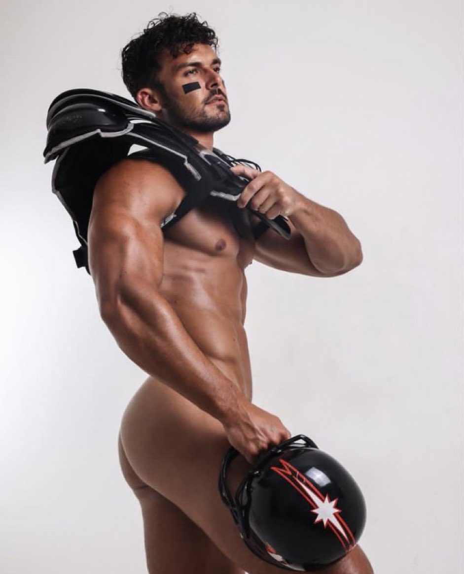 Wanna play ball? 🏈 its #SuperBowl   Sunday let's celebrate with hunky men and their balls! enjoy &amp; share 💋❤️🇺🇸 <a href="/mrmuscleyuk/">J</a>