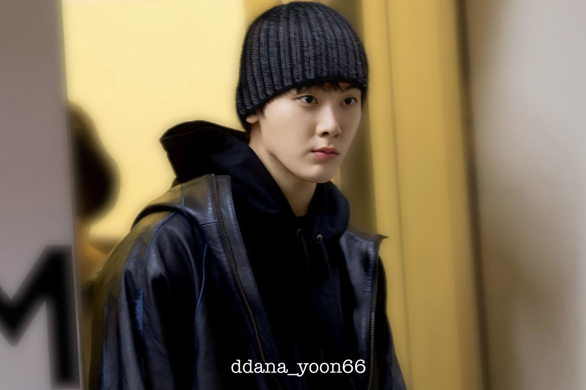 ddana_yoon66's tweet photo. 240211 愛の不時着 사랑의 불시착 퇴근

#아스트로 #윤산하 #산하 #YOONSANHA  #ユンサナ #愛の不時着 #사랑의불시착 https://t.co/PE7MJVldFB