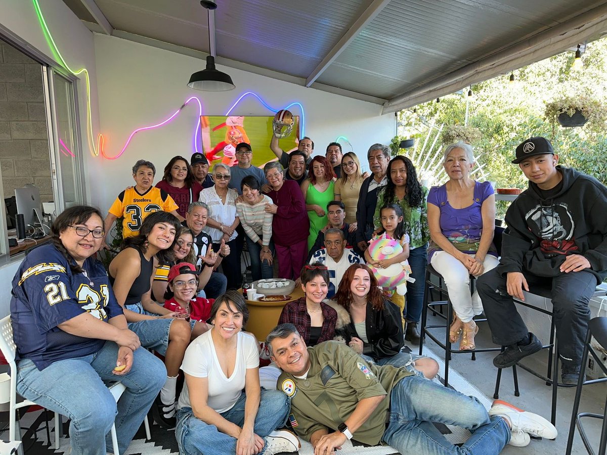 sandra_quintero's tweet photo. La Familia Quintero #tupasecompleto https://t.co/ouKHiJudo6