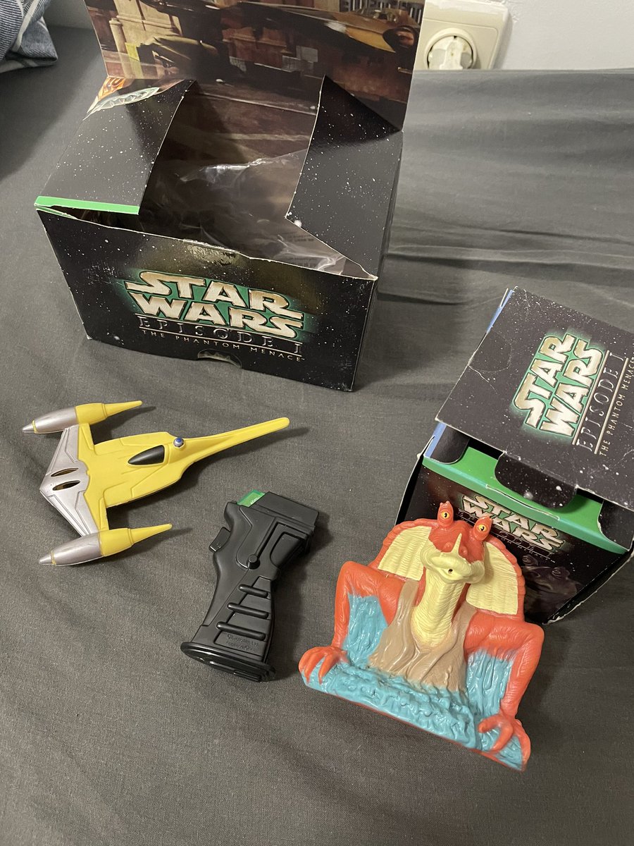 TPM_1999's tweet photo. So, here’s a little thread about my newly started and currently growing The Phantom Menace collection. It all started when I bought this VHS for 1€ at a flea market. Recently acquired the DVD and two of the 1999 KFC toys https://t.co/Bii2TpGMcD