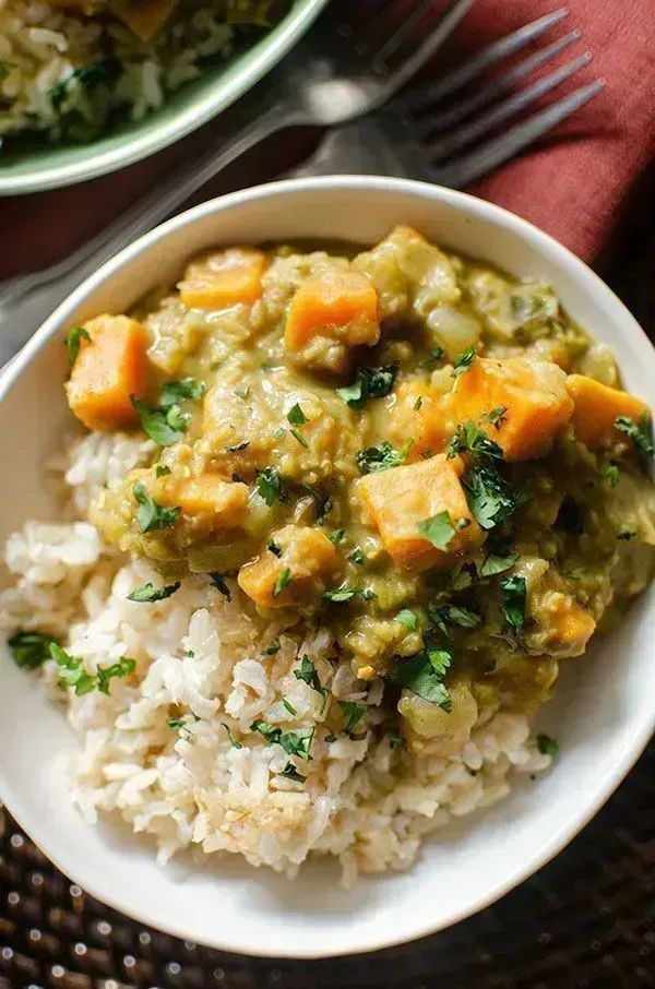 Sweet potato and lentil curry is a vegetarian recipe that’s so delicious!

It’s ready in under 30 minutes + made with lentils, sweet potato, garlic, onion, ginger, curry powder, garam masala, cilantro and coconut milk.

RECIPE: buff.ly/2PotWX6
#MeatFree #Cooking