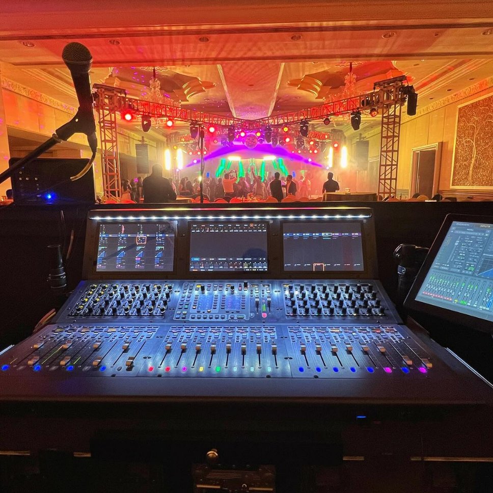 AvidLiveSound's tweet photo. ๐ผ Mixing music
๐ท https://t.co/biVztTSrJ7
โถ๏ธ https://t.co/hElVavmyPd
#audio #fohengineer #pineappleexpress #avidlivesound #s6l #fohview #musicians #avids6l #venues6l #avid https://t.co/ll1bFDIwMJ