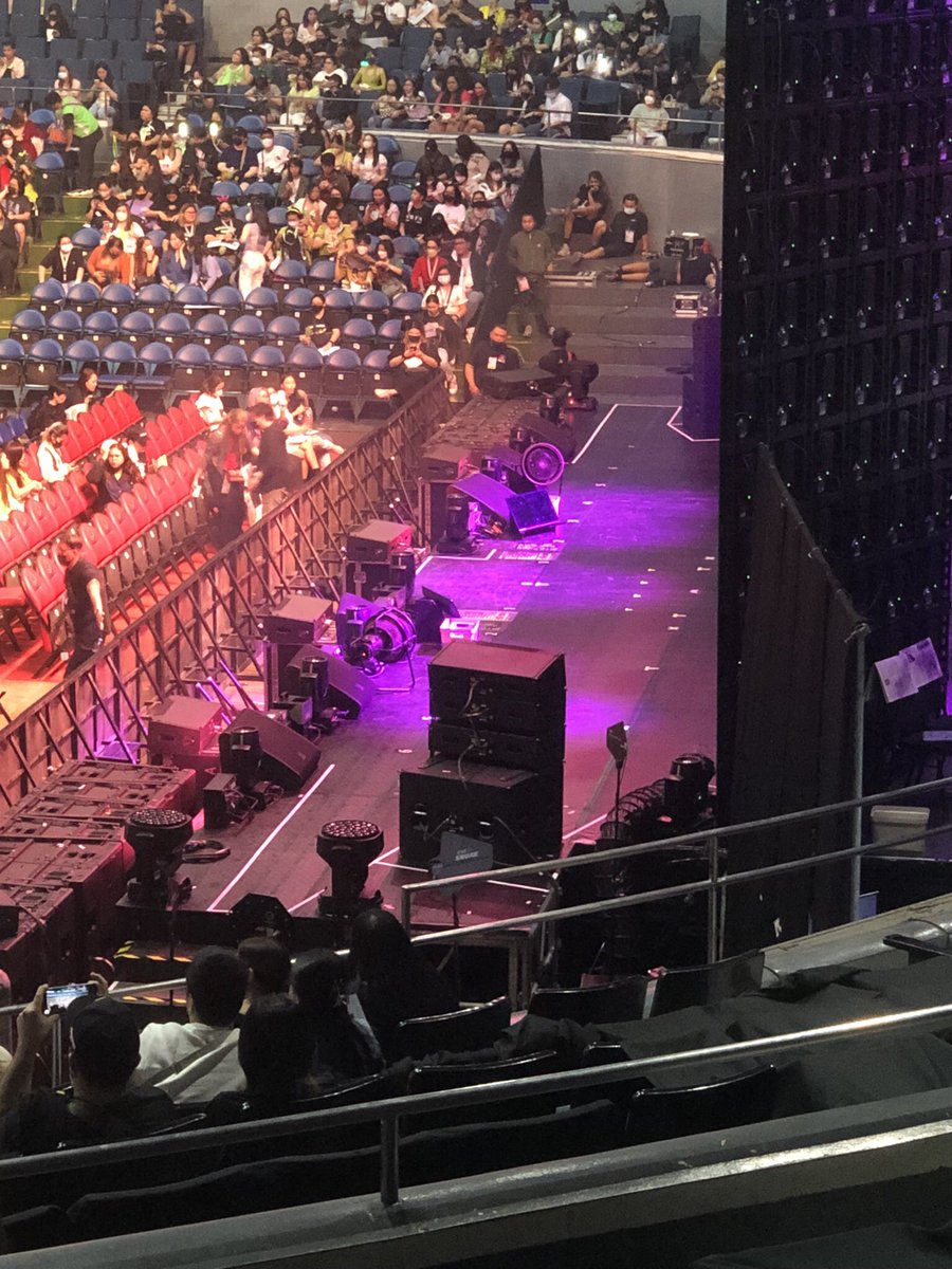 MINARIHWASA's tweet photo. LOOK AT THE CROWD LAST YEAR 🥺❤️
BEFORE AND AFTER MYCON IN MANILA 🥺
#SOLAR #MOONBYUL #WHEEIN #HWASA #마마무 #MAMAMOO #MYCONinMNL #MAMAMOOinPH #MAMAMOO_MyCon https://t.co/hv7lWy58A5