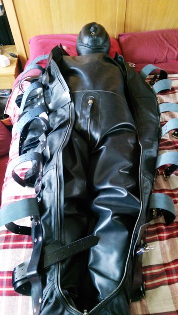 straitjacketnow's tweet photo. He was definitely got going to be cold in there that day…
Aquala drysuit, puffy hood and @LeatherPrison sleepsack https://t.co/ePi7KKYngv
