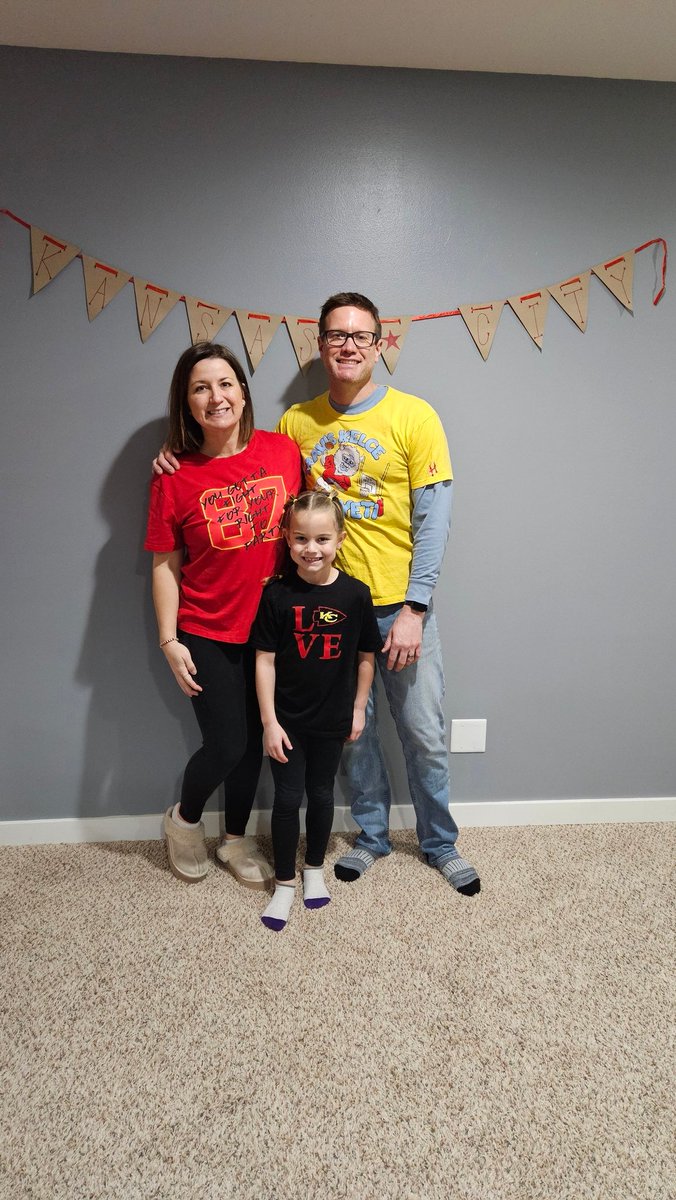 NickScott13's tweet photo. Cheering on our @Chiefs tonight!  #redkingdom @PatrickMahomes @tkelce @JasonKelce https://t.co/ZBrCPJOSqO