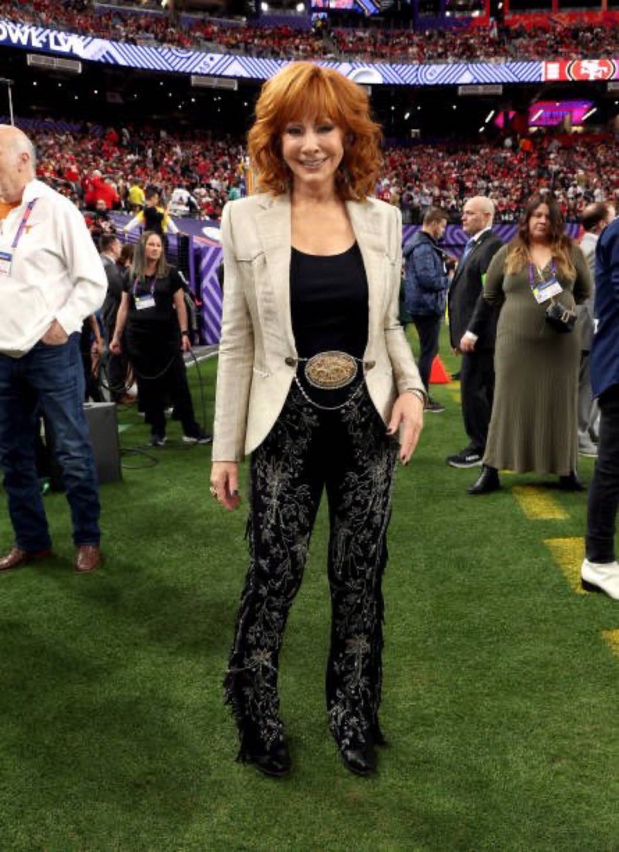 realrebalove's tweet photo. She sounded amazing, her emotion, her joy!! The crowd after! The flyover!!! Yes!!! Yes!!! Yes!!!🥹🥹🥹 @reba #reba https://t.co/nby0WNOJe8