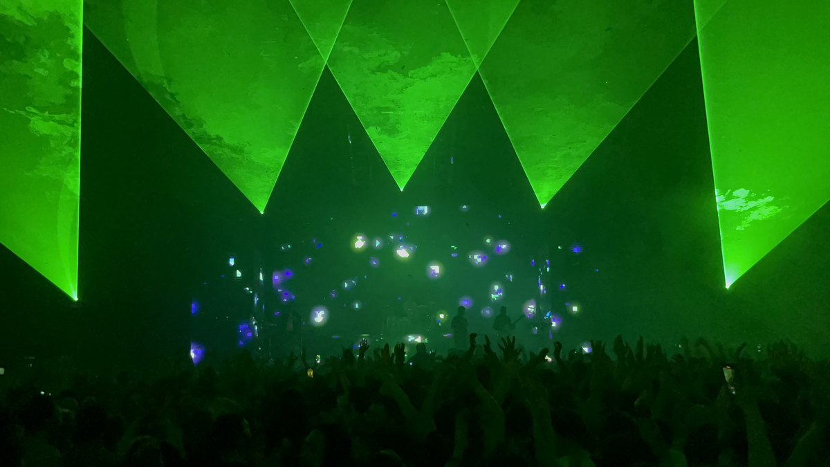 Surami_212's tweet photo. I only just wanted to film my sisters favourite song and we were in the middle of the mosh pit 😅😂

@ENTERSHIKARI https://t.co/maYXdmYDvg