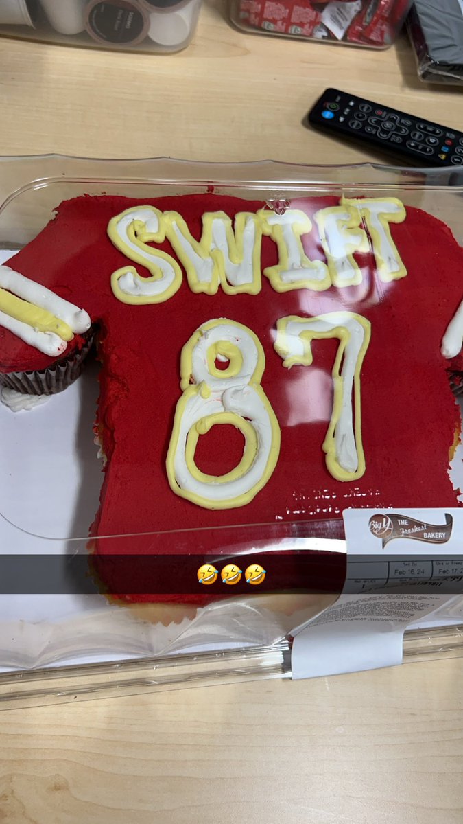 kayteegee17's tweet photo. I’m not even ashamed! @tkelce @taylorswift13 @newheightshow @NFL https://t.co/w5OVsrJunK