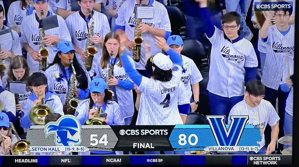 Great day for ⁦@NovaMBB⁩! Congrats ⁦@kyleneptune⁩, staff and team! Great weekend for the ‘Cats! \\\/// Now time to enjoy the @Super Bowl