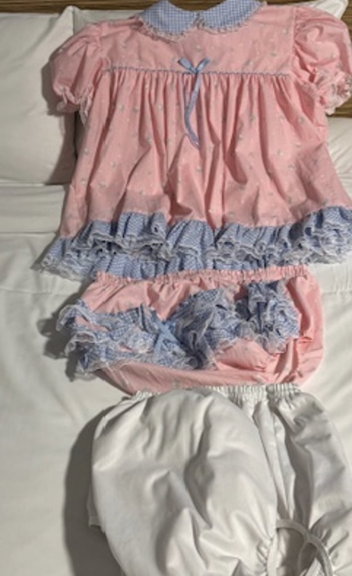 CelestialSissy's tweet photo. Mummy always lays out my night clothes on the bed when we go away, but this time she surprised me with a new pretty peach outfit with baby bottles on it.
What a lucky baby I am to have such a wonderful Mummy! #sissybaby #prettyinpeach https://t.co/ZKw9zcIkCv