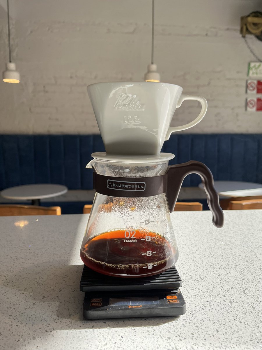 Carlitospindola's tweet photo. LENGUAJES DEL AMOR 
(para gente cafetera ☕️)

1. Actos de servicio: “te hice un café”
2. Tiempo de calidad: “vamos a tomarnos un café”
3. Regalos: “te traje este café”
4. Palabras de afirmación: “me encanta tomar café contigo”
5. Contacto físico: *se abrazan mientras toman café * https://t.co/uEOjPkXgr9