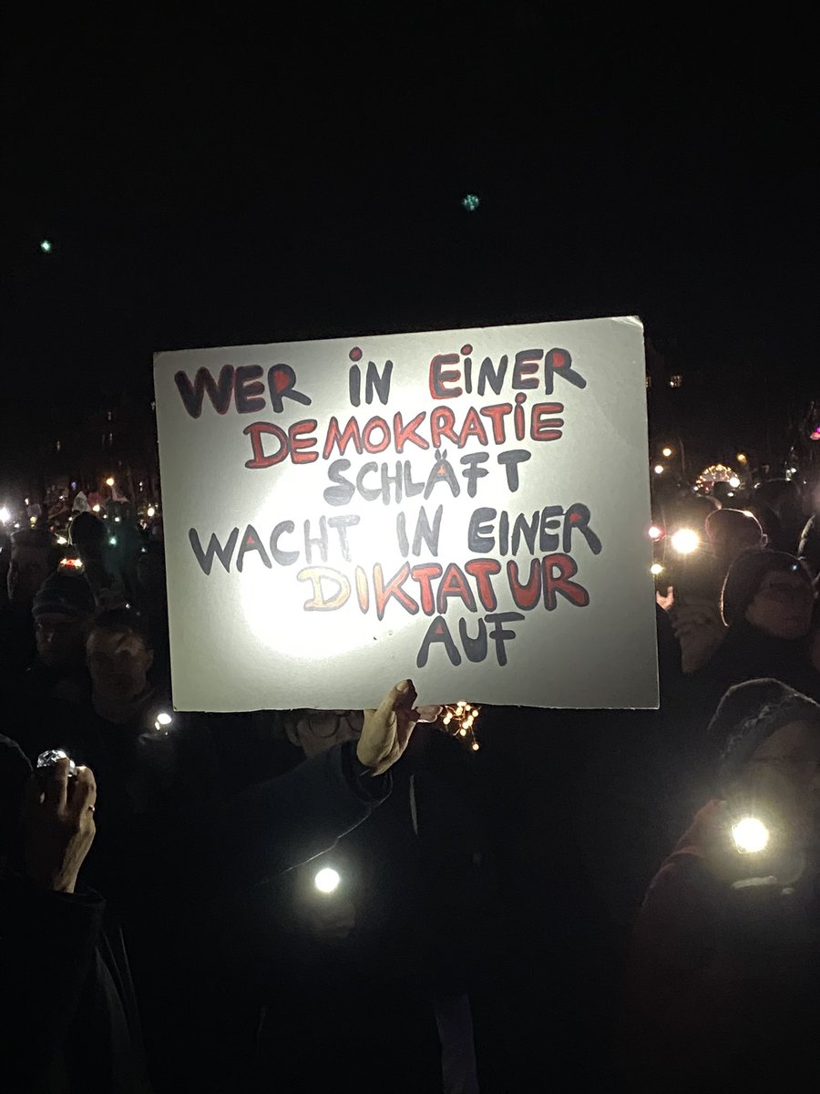 _onlinefirst's tweet photo. Impressionen vom #Lichtermeer gegen Rechtsextremismus. #m1102 #münchen @BR24 https://t.co/Zkd0cvfPZj https://t.co/tShBL2CykE
