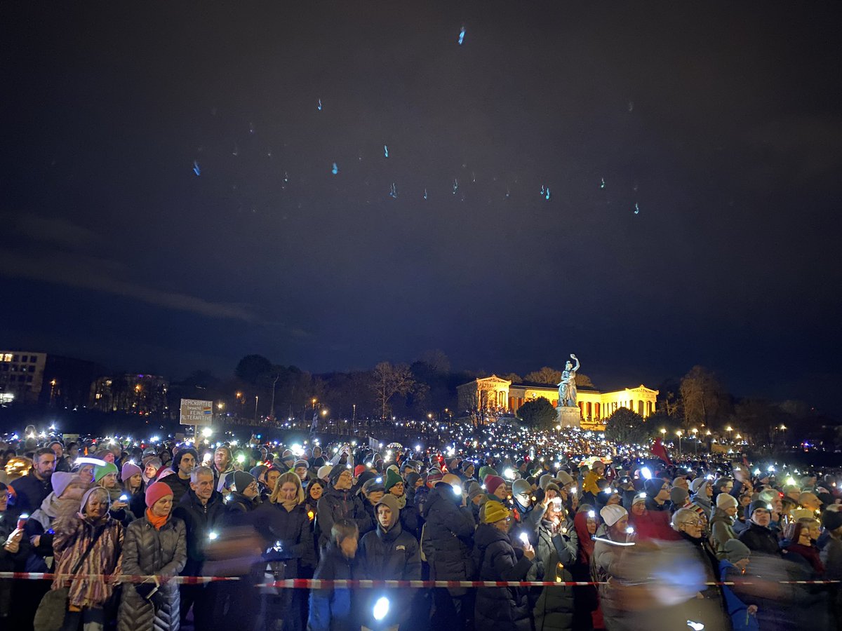 _onlinefirst's tweet photo. Impressionen vom #Lichtermeer gegen Rechtsextremismus. #m1102 #münchen @BR24 https://t.co/Zkd0cvfPZj https://t.co/tShBL2CykE
