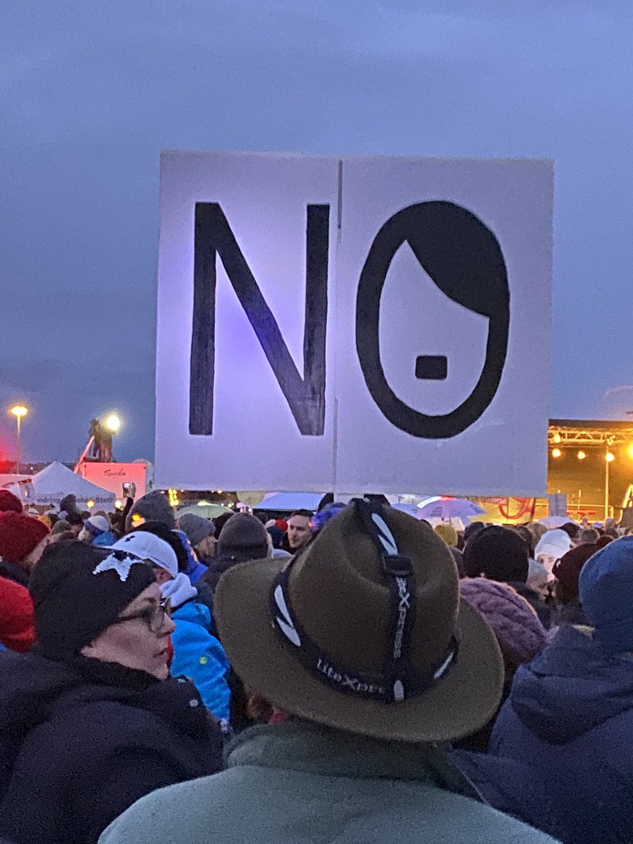 _onlinefirst's tweet photo. Impressionen vom #Lichtermeer gegen Rechtsextremismus. #m1102 #münchen @BR24 https://t.co/Zkd0cvfPZj https://t.co/tShBL2CykE