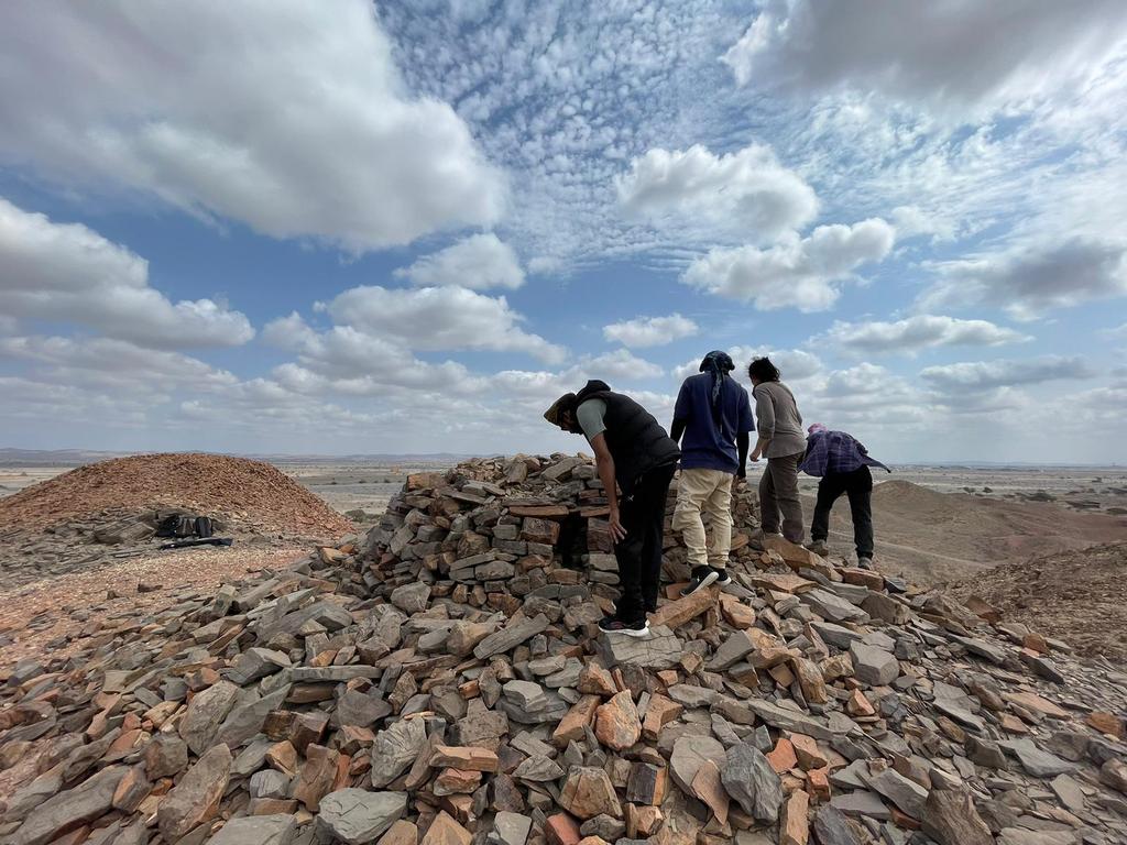archeomagan's tweet photo. Today we began our survey of Bronze Age tombs in the Bisya region, with our colleagues from @OmanMHT, as part of the @FAMCOman and #arabiancairns @AgenceRecherche project. The landscapes are breathtaking and the tombs impressive. 
📷 Kaïna Rointru / Olivia Munoz / Ayoub al-Oufi https://t.co/qWvE9kjoA2