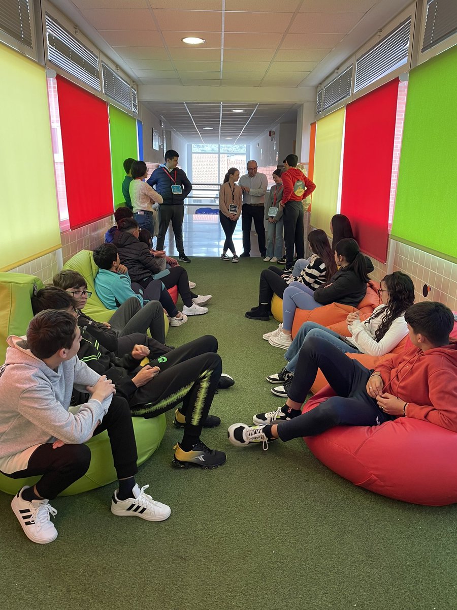 iesoMRM's tweet photo. El pasado viernes @jorgeosuna666 vino al @iesoMRM a hablarnos de ciudades inteligentes, internet de las cosas y nuevas tecnologías. Nuestro alumnado disfrutó y aprendió muchísimo. Mil gracias 🙏 @FIWARESpace @DipBadajoz @EldeTecnologia @joselu_txotxe_ https://t.co/3F0T3W87KI
